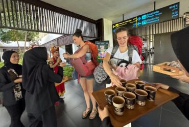 Caption : Pemkab Banyuwangi secara khusus menyambut kedatangan wisatawan Long Weekend Idul Adha dengan minuman dan kudapan saat tiba di stasiun maupun bandara. (Istimewa).