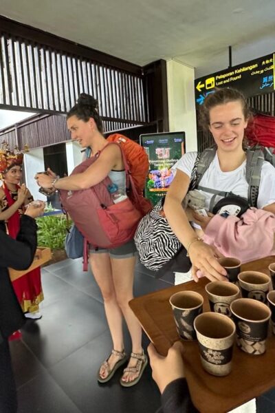 Caption : Pemkab Banyuwangi secara khusus menyambut kedatangan wisatawan Long Weekend Idul Adha dengan minuman dan kudapan saat tiba di stasiun maupun bandara. (Istimewa).