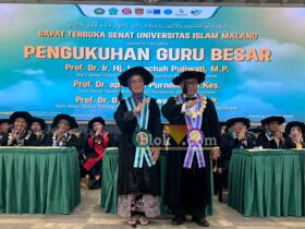 Rektor Unisma, Prof. Junaidi saat mengukuhkan Prof. Dr. Ir. Hj. Istirochah Pujiwati, M.P. sebagai Guru Besar bidang kepakaran fisiologi tumbuhan, Sabtu (9/5/2026). (blok-a.com/ Zul)