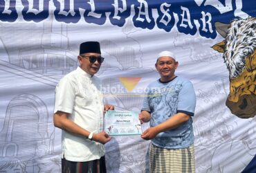 Penyerahan sertifikat kurban oleh panitia kepada Wali Kota Malang, Wahyu Hidayat yang telah menyumbang satu ekor sapi di Masjid Noor (blok-a.com / M Berril Labiq)