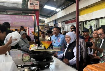 Gubernur Jawa Timur, Khofifah Indar Parawansa bersama Wali Kota Malang, Wahyu Hidayat saat meninjau harga komoditas di Pasar Klojen, Kota Malang (blok-a.com / Yogga Ardiawan)