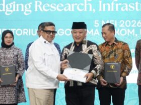 Bupati Malang, HM Sanusi saat menerima penghargaan dalam ajang Indonesia Halal Ecosystem Summit 2026 (prokopim)