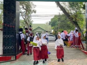 Siswa sekolah dasar yang akan mengikuti kegiatan pembelajaran (blok-a.com)