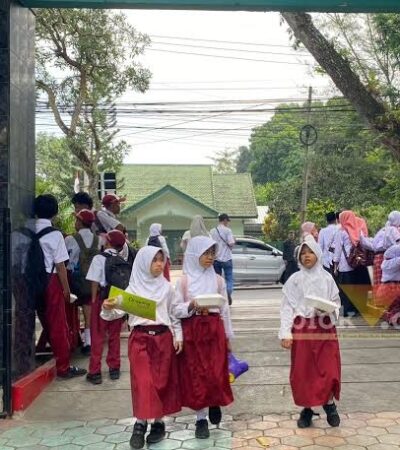 Siswa sekolah dasar yang akan mengikuti kegiatan pembelajaran (blok-a.com)