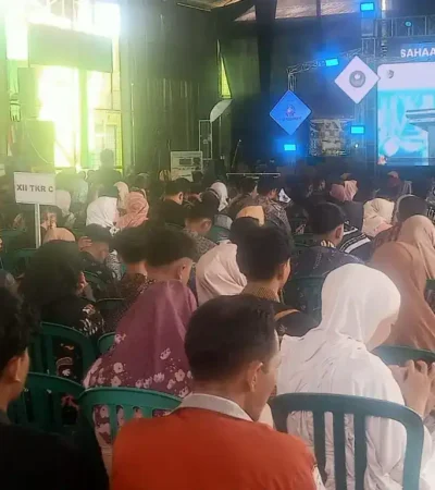 Ratusan siswa yang dilepas bersama orang tua mereka saat prosesi berlangsung