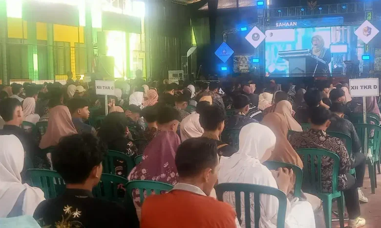 Ratusan siswa yang dilepas bersama orang tua mereka saat prosesi berlangsung