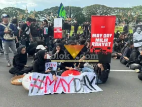 Aksi memperingati May Day yang digelar di depan Gedung DPRD dan Balai Kota Malang pada Jumat (1/5/2026) (foto: Blok-a.com / Berril Labiq)
