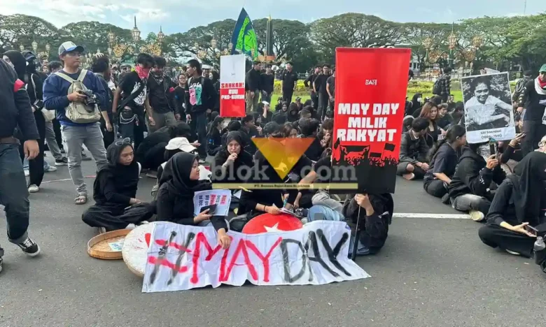 Aksi memperingati May Day yang digelar di depan Gedung DPRD dan Balai Kota Malang pada Jumat (1/5/2026) (foto: Blok-a.com / Berril Labiq)