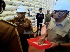 Anggota DPR RI dari Fraksi Gerindra, Ir Endro Hermono, MBA, melakukan sidak ke sejumlah gudang Perum Bulog di wilayah Kabupaten Blitar (foto: Blok-a.com/Fajar)