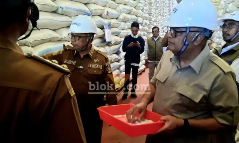 Anggota DPR RI dari Fraksi Gerindra, Ir Endro Hermono, MBA, melakukan sidak ke sejumlah gudang Perum Bulog di wilayah Kabupaten Blitar (foto: Blok-a.com/Fajar)