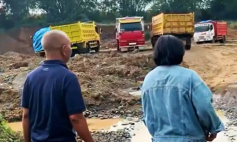 Anggota DPRD Jatim saat melakukan sidak tambang di Kecamatan Karas, Magetan.