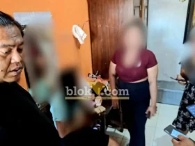 Anggota satrekrim Polres Blitar Kota saat menggrebek sebuah tempat kos Gereja di Jalan Jawa Kota Blitar. (foto: Blok-a.com/Fajar)