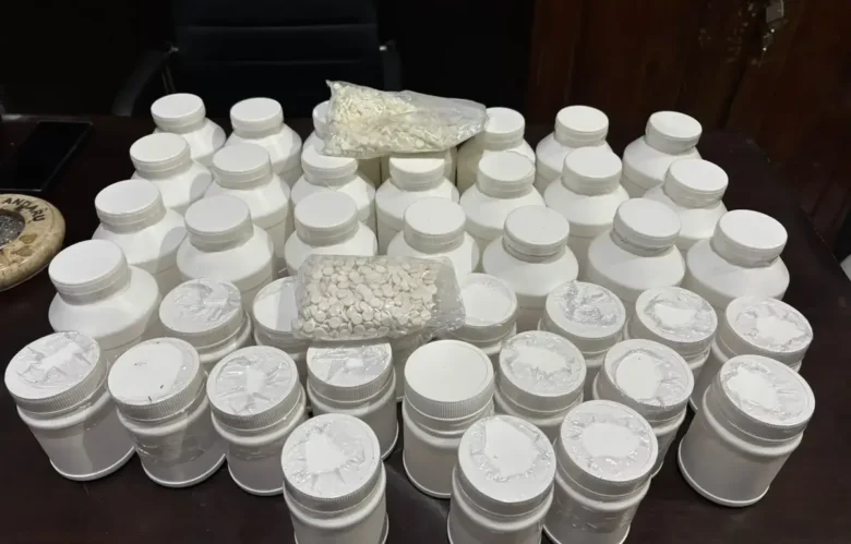 Barang bukti ribuan butir pil double L yang berhasil diamankan Satresnarkoba Polres Mojokerto (foto: istimewa)