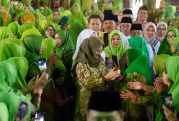 Bupati Banyuwangi, Ipuk Fiestiandani hadir ditengah ribuan kader dalam peringatan Harlah ke-80 Muslimat NU Kabupaten Banyuwangi di Banyuwangi Park, Minggu (24/5/2026) (foto: istimewa)