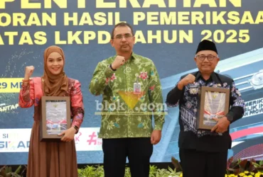 Bupati Blitar, Rijanto didampingi Wakil Ketua DPRD, Ratna Dewi Nirwana Sari menerima penghargaan Opini Wajar Tanpa Pengecualian (WTP) dari Kepala Perwakilan BPK Provinsi Jawa Timur, Yuan Candra Djaisin (foto: Blok-a.com/Fajar)