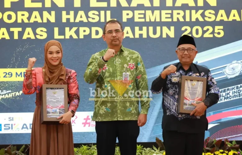 Bupati Blitar, Rijanto didampingi Wakil Ketua DPRD, Ratna Dewi Nirwana Sari menerima penghargaan Opini Wajar Tanpa Pengecualian (WTP) dari Kepala Perwakilan BPK Provinsi Jawa Timur, Yuan Candra Djaisin (foto: Blok-a.com/Fajar)