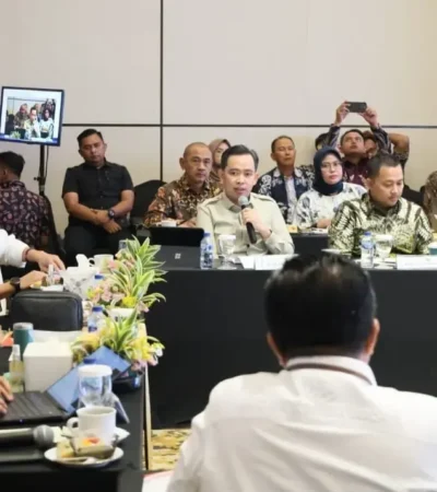 Bupati Jember Muhammad Fawait saat hadiri kegiatan di BP Taskin, ia mendapat apresiasi atas upaya verifikasi faktual data kemiskinan oleh para ASN Pemkab Jember (foto: ist)