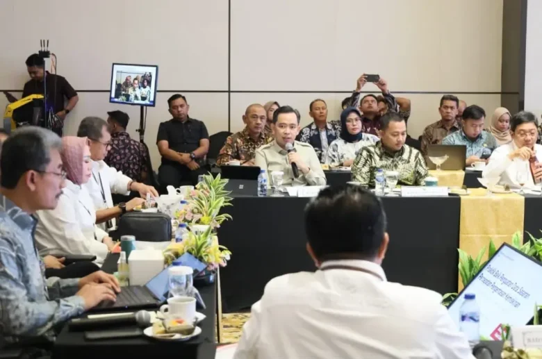 Bupati Jember Muhammad Fawait saat hadiri kegiatan di BP Taskin, ia mendapat apresiasi atas upaya verifikasi faktual data kemiskinan oleh para ASN Pemkab Jember (foto: ist)