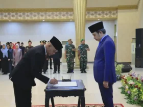 Bupati Jember Muhammad Fawait saat melantik Pj Sekretaris Daerah Ahmad Imam Fauzi