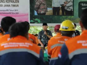 Bupati Malang, HM Sanusi saat memberikan pesan kepada petugas TPA Talangagung Kepanjen (foto: dok. Prokopim)