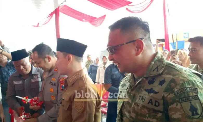 Bupati Mojokerto, Kapolres Mojokerto, Dandim 0815/Mojokerto, saat lounching Operasional Kopdes Merah Putih di Seduri, Mojosari.(foto: Blok-a.com/Syahrul Wijaya)