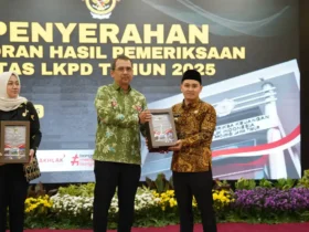 Bupati Mojokerto Muhammad Al Barraa menerima piagam penghargaan dari BPK Jatim (foto: dokumen Pemkab Mojokerto)
