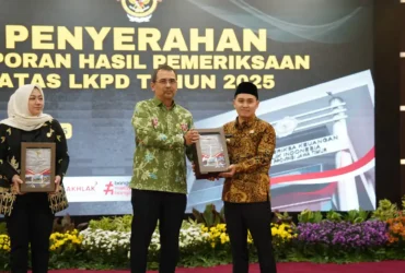 Bupati Mojokerto Muhammad Al Barraa menerima piagam penghargaan dari BPK Jatim (foto: dokumen Pemkab Mojokerto)