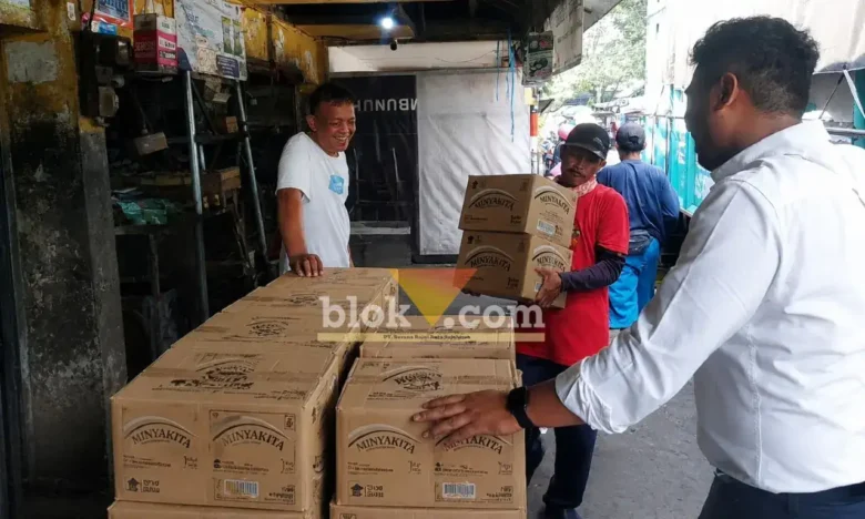 Distribusi MinyaKita di salah satu stan Pasar Besar SP2KP Mojosari (foto: Blok-a.com/Syahrul Wijaya)