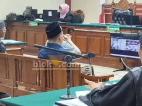 Husnul Khuluq mantan Sekda Gresik memberikan kesaksian dalam sidang kasus hibah pembangunan Asrama Santri Al Ibrohimi, Manyar, Gresik (foto: Blok-a.com/ivan)