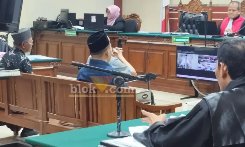 Husnul Khuluq mantan Sekda Gresik memberikan kesaksian dalam sidang kasus hibah pembangunan Asrama Santri Al Ibrohimi, Manyar, Gresik (foto: Blok-a.com/ivan)
