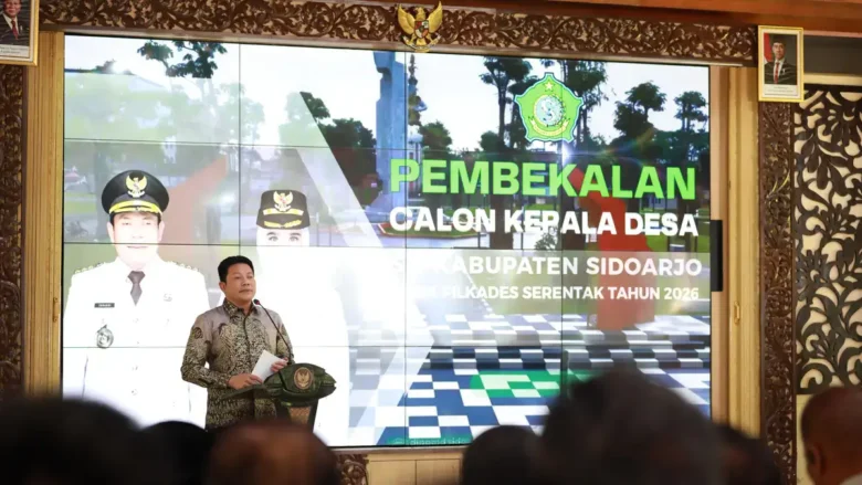 Bupati Sidoarjo, Subandi saat memberikan pembekalan kepada calon kepala desa (foto: ist)