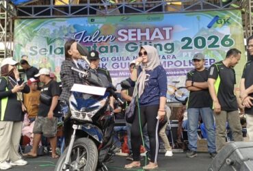 Teks: Pemenang hadiah utama berupa satu unit sepeda motor Honda Beat nampak bergembira diatas panggung.(blok-a.com/Syahrul Wijaya)