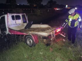 Teks: Petugas kepolisian saat olah TKP kecelakaan di ruas tol JoMo.(Foto: Dokumen PJR 3 Polda Jatim)