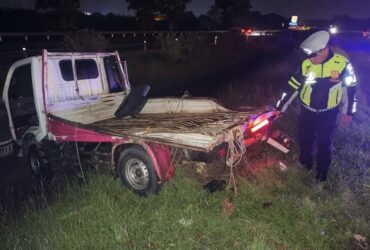 Teks: Petugas kepolisian saat olah TKP kecelakaan di ruas tol JoMo.(Foto: Dokumen PJR 3 Polda Jatim)