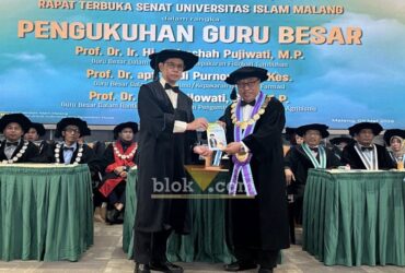 Rektor Unisma, Prof. Junaidi saat mengukuhkan Prof. Dr. apt. Yudi Purnomo, M.Kes. sebagai Guru Besar bidang kepakaran Biomedik Farmasi, Sabtu (9/5/2026). (blok-a.com/ Zul)