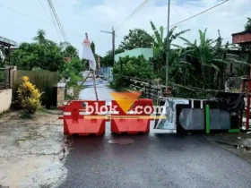Jembatan penghubung di Jalan C.R. Soekandar, Kelurahan Bendogerit, Kecamatan Sananwetan, Kota Blitar, ditutup total. (blok-a.com/Fajar)