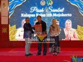 Kalapas Rudi Kristiawan menerima cinderamata dari Dandim 0815 Abi Swanjoyo dalam acara pisah sambut Kalapas kelas IIB Mojokerto.(blok-a.com/Syahrul Wijaya)