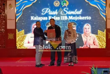 Kalapas Rudi Kristiawan menerima cinderamata dari Dandim 0815 Abi Swanjoyo dalam acara pisah sambut Kalapas kelas IIB Mojokerto.(blok-a.com/Syahrul Wijaya)