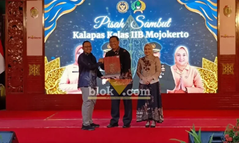 Kalapas Rudi Kristiawan menerima cinderamata dari Dandim 0815 Abi Swanjoyo dalam acara pisah sambut Kalapas kelas IIB Mojokerto.(blok-a.com/Syahrul Wijaya)