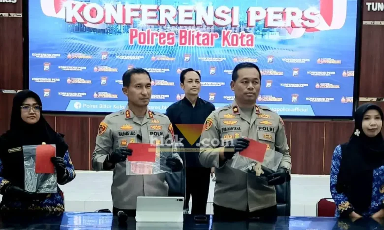 Kapolres Blitar Kota, AKBP Kalfaris Triwijaya Lalo saat konferensi pers terkait TPPO (foto: Blok-a.com/Fajar)