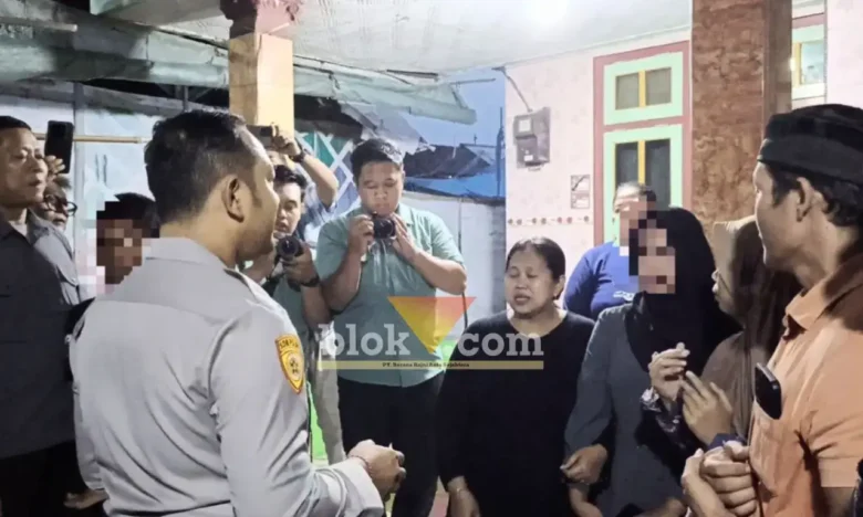 Kapolres Mojokerto AKBP Andi Yudha Pranata saat tiba di rumah duka korban.(blok-a.com/Syahrul Wijaya)