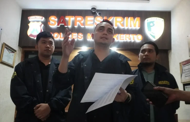 Kasatreskrim Polres Mojokerto AKP Aldhino Prima Wirdhan saat memberikan keterangan kepada wartawan (foto: Dokumen Polres Mojokerto)