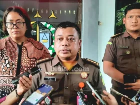 Kepala Seksi Pidana Khusus (Kasi Pidsus) Kejari Blitar, Ariefullah saat konferensi pers di Kantor Kejari Blitar. (foto: Blok-a.com/Fajar)