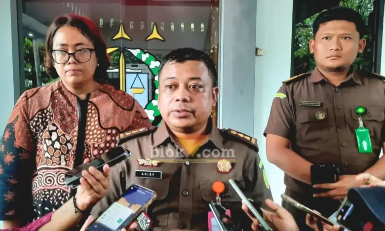 Kepala Seksi Pidana Khusus (Kasi Pidsus) Kejari Blitar, Ariefullah saat konferensi pers di Kantor Kejari Blitar. (foto: Blok-a.com/Fajar)