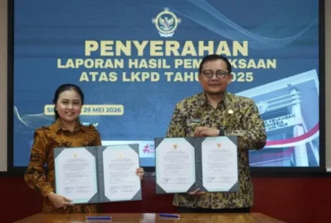 Teks: Ketua DPRD kota Mojokerto dan wakil wali kota Mojokerto menunjukkan piagam penghargaan dari BPK RI (foto: dokumen Pemkot Mojokerto)