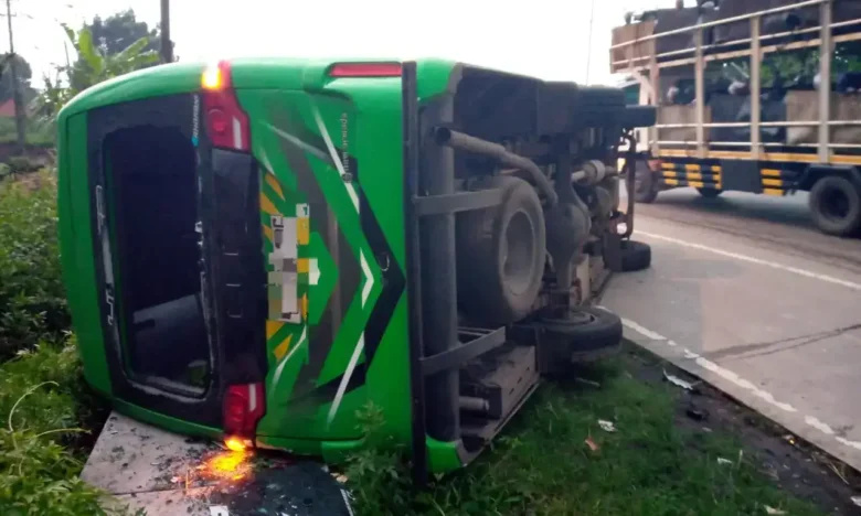 Kondisi microbus Elf yang terguling usai tabrakan dengan truk.(foto: Dokumen Satlantas Polres Jombang)