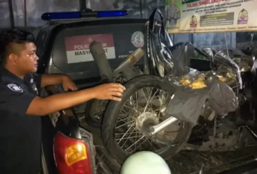 Kondisi motor korban yang ringsek usai ditabrak mobil Kijang (foto: Dokumen Satlantas Polres Jombang)
