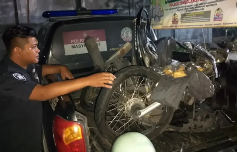 Kondisi motor korban yang ringsek usai ditabrak mobil Kijang (foto: Dokumen Satlantas Polres Jombang)