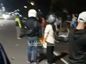 Korban yang tergeletak di jalan Empunala kota Mojokerto usai menabrak tiang listrik dan motor parkir (foto: Blok-a.com/Syahrul Wijaya)
