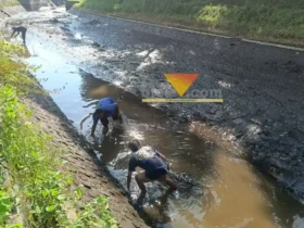 Masyarakat membersihkan salah satu sungai yang ada di Kota Malang (blok-a.com / Yogga Ardiawan)